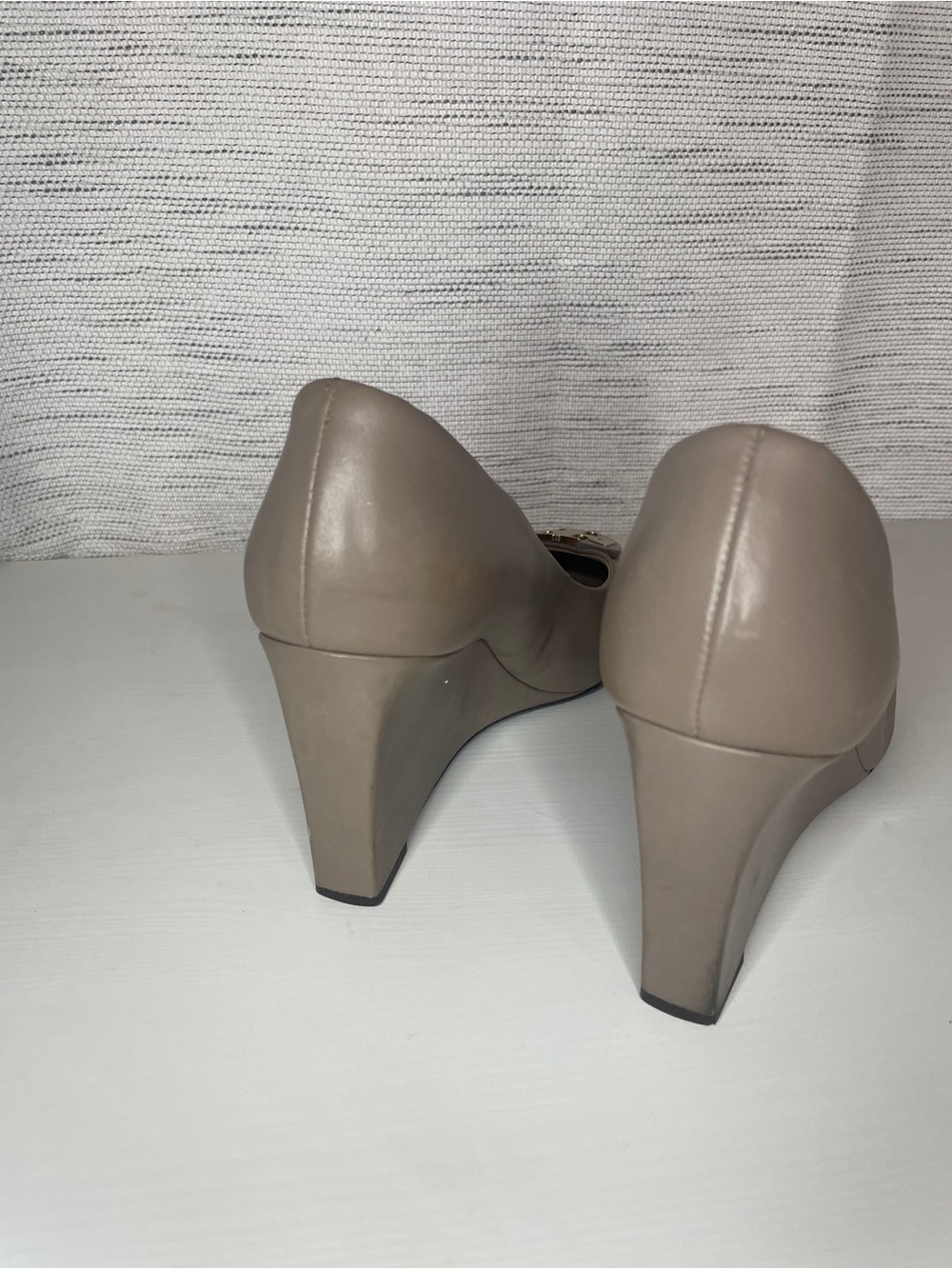 Tory Burch Taupe Leather Block Heel Pumps with Gold Logo - Picture 7 of 9
